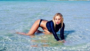 Watch Erotic Solo Model Showcasing Her Seductive Feminine Curves At The Beach
